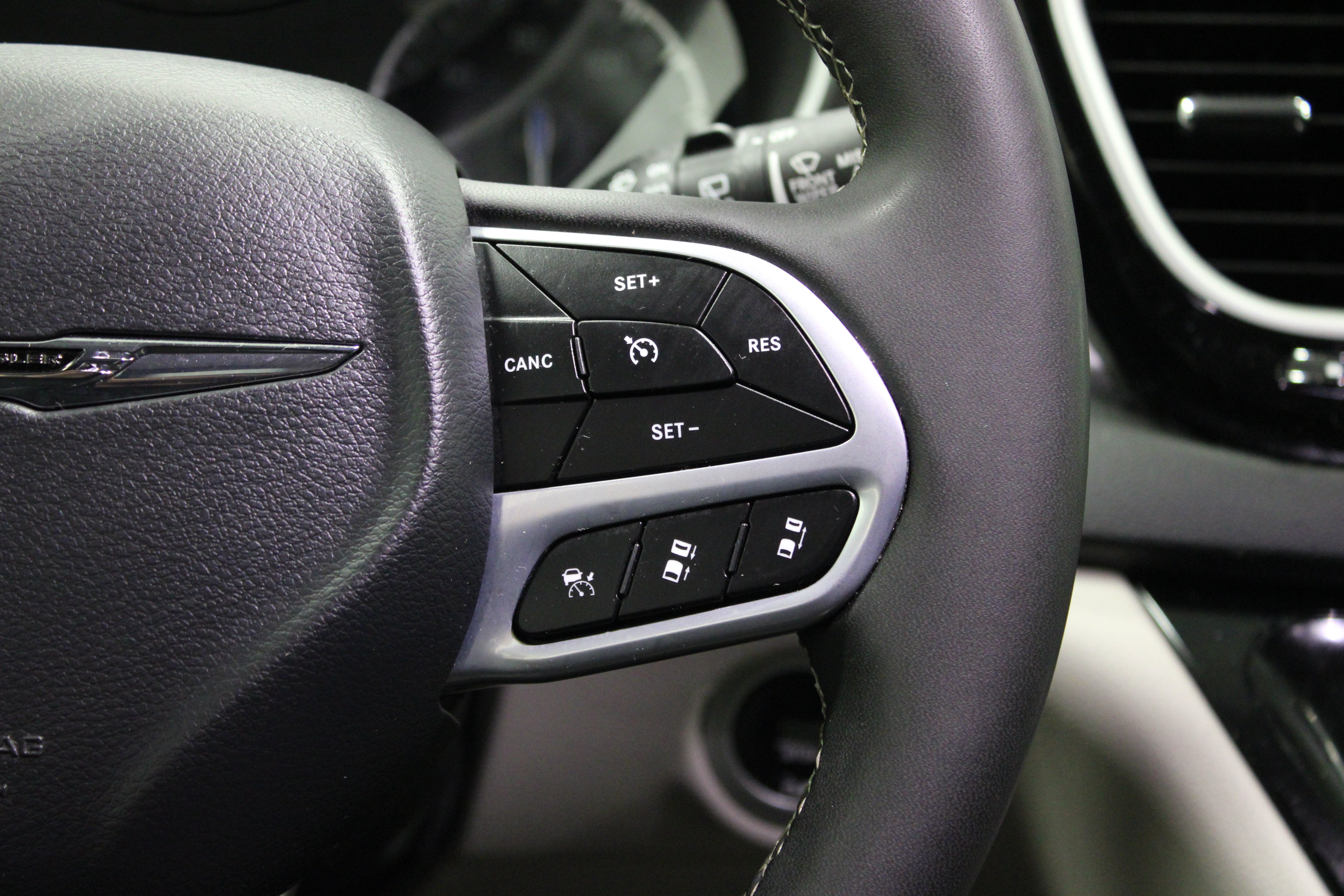 Used 2024 Chrysler Pacifica Touring-L FWD image 23