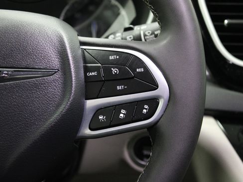 Used 2024 Chrysler Pacifica Touring-L FWD image 23