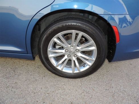 Used 2021 Chrysler 300 Touring L image 9