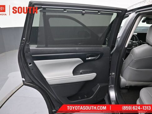 Used 2023 Toyota Highlander XLE AWD/4WD image 31