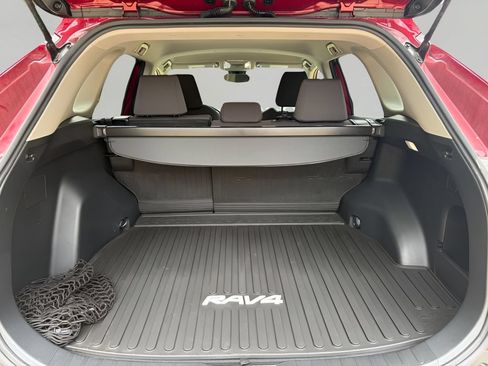 Used 2022 Toyota RAV4 XLE AWD/4WD image 6