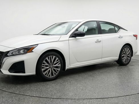 Used 2025 Nissan Altima 2.5 SV image 3