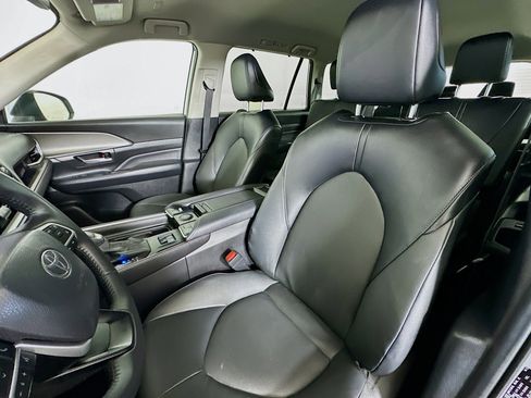 Used 2025 Toyota Grand Highlander AWD image 13