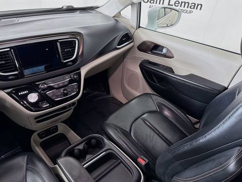 Used 2017 Chrysler Pacifica Touring-L FWD image 22