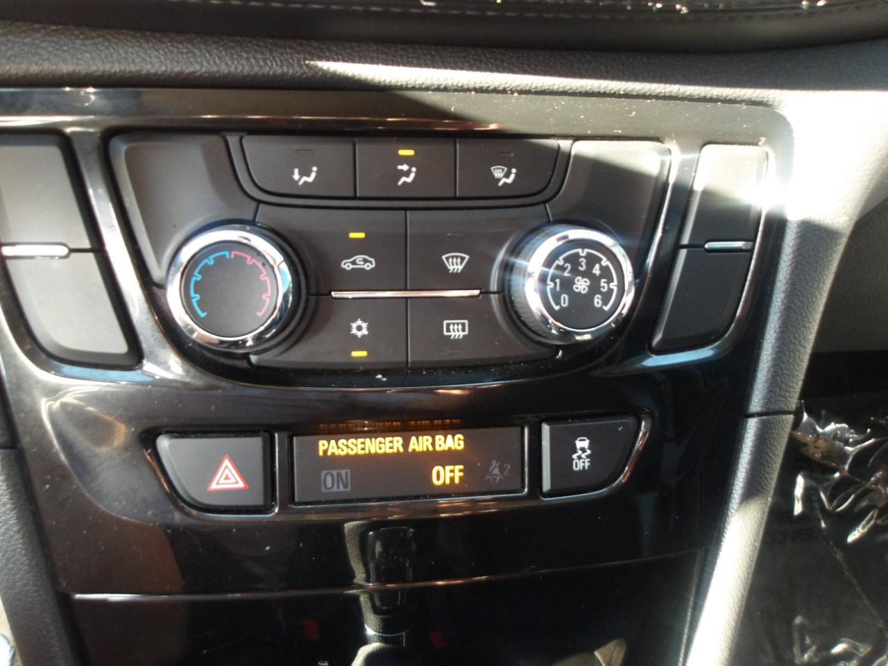 Used 2021 Buick Encore Preferred AWD/4WD image 24