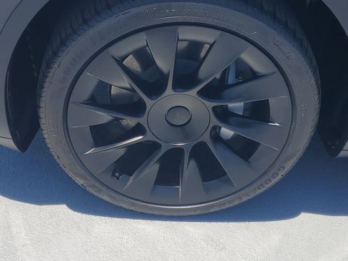 Used 2025 Tesla Model Y Long Range RWD image 4