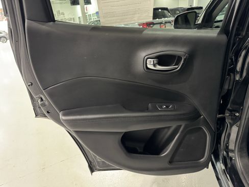 Used 2021 Jeep Compass Latitude image 32