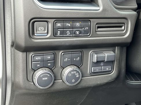Used 2022 Chevrolet Tahoe Z71 w/ Luxury Package AWD/4WD image 32