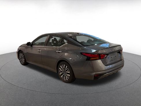 Used 2025 Nissan Altima 2.5 SV image 11