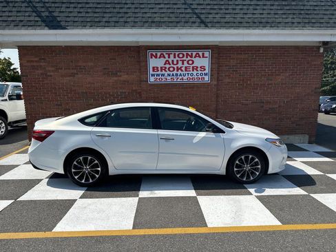 Used 2018 Toyota Avalon XLE Premium image 2