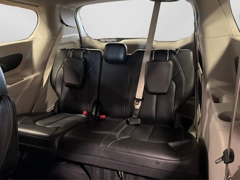 Used 2023 Chrysler Pacifica Touring-L image 38