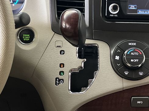 Used 2014 Toyota Sienna XLE w/ Entertainment Package FWD image 21