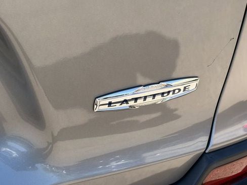 Used 2021 Jeep Cherokee Latitude FWD image 11