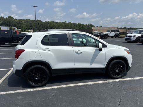 Used 2022 Chevrolet Trax LT w/ Sport Edition FWD image 2