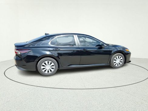 Used 2022 Toyota Camry LE image 5