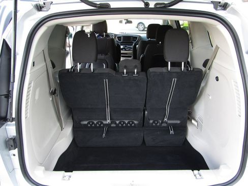 Used 2022 Chrysler Voyager LX FWD image 7