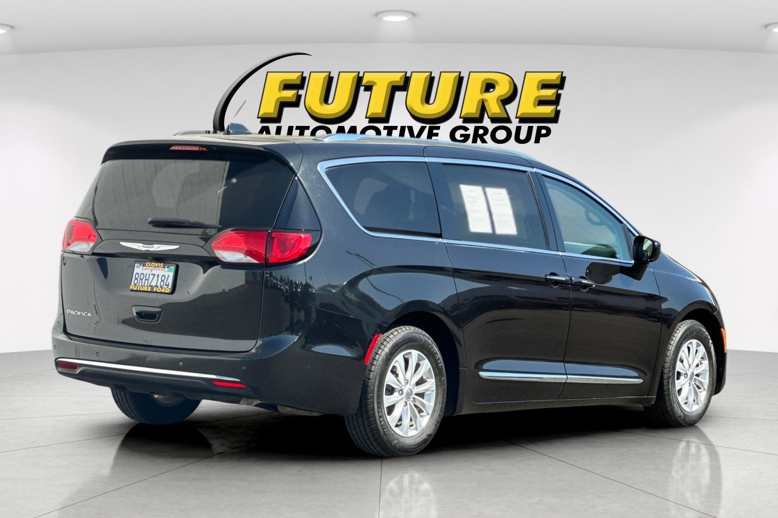 Used 2019 Chrysler Pacifica Touring-L FWD image 3