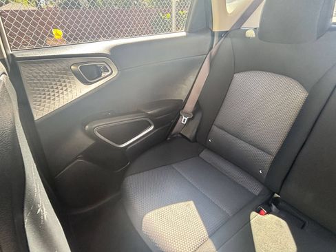 Used 2025 Kia Soul LX w/ LX Technology Package FWD image 35