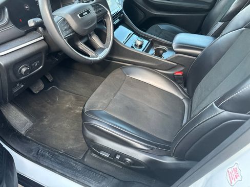 Used 2025 Jeep Grand Cherokee Altitude image 6