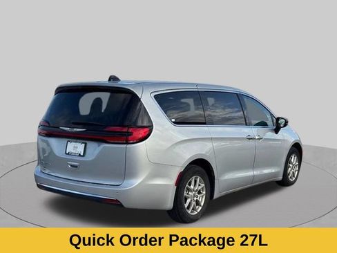 Used 2024 Chrysler Pacifica Touring-L FWD image 3