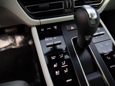 Certified 2024 Porsche Macan image 17