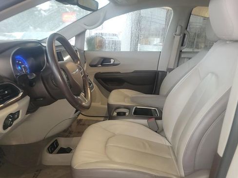 Used 2019 Chrysler Pacifica Touring-L Plus w/ Advanced Safetytec Group image 11