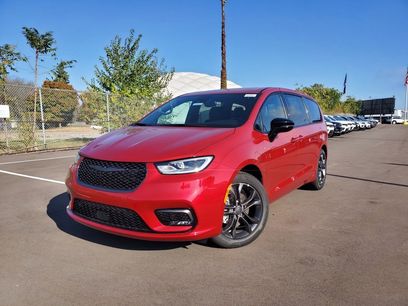 New 2026 Chrysler Pacifica Select