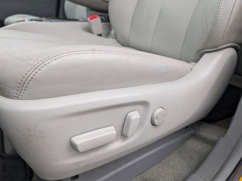 Used 2013 Toyota Sienna XLE image 9