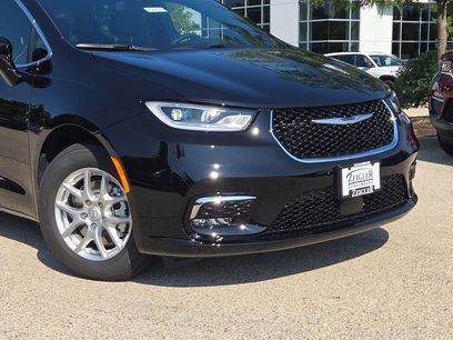 New 2026 Chrysler Pacifica Select