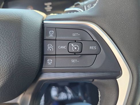 Used 2025 Jeep Grand Cherokee Altitude AWD/4WD image 17