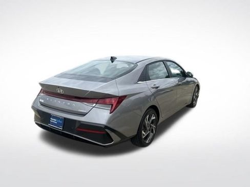 Used 2024 Hyundai Elantra Limited FWD image 3