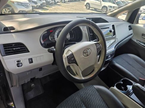 Used 2013 Toyota Sienna SE FWD image 13