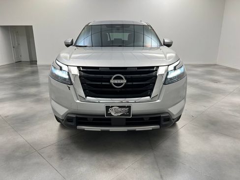 Used 2025 Nissan Pathfinder SL FWD image 3