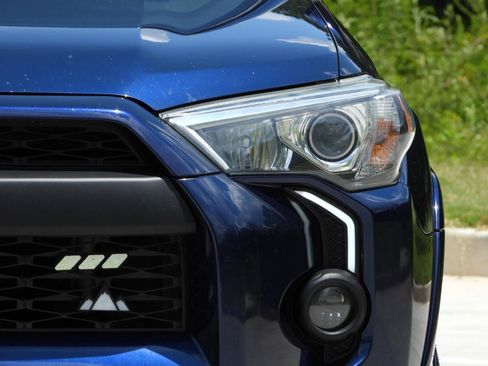 Used 2020 Toyota 4Runner SR5 AWD/4WD image 47