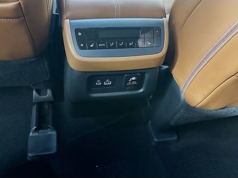 Used 2024 Nissan Pathfinder Platinum image 30