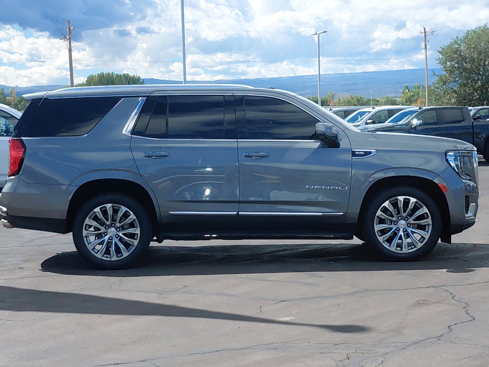 Used 2021 GMC Yukon Denali AWD/4WD image 2