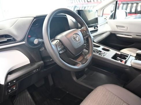 Certified 2025 Toyota Sienna LE AWD/4WD image 22
