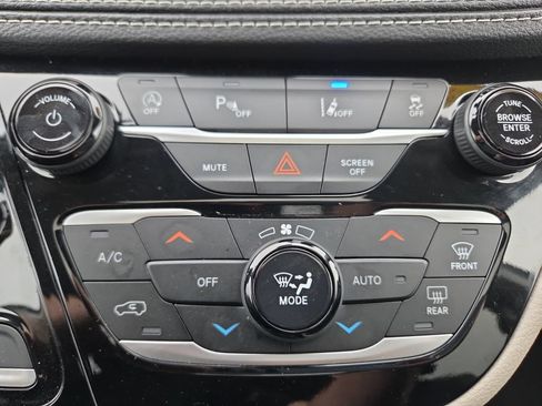 Used 2023 Chrysler Pacifica Limited FWD image 26