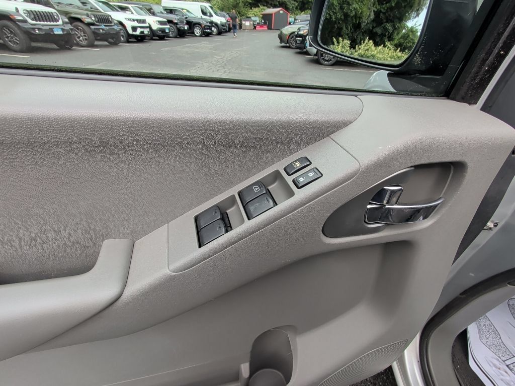 Used 2014 Nissan Frontier SV AWD/4WD image 12