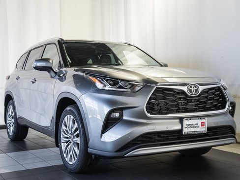 New 2026 Toyota Highlander Platinum AWD/4WD image 1