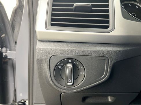 Used 2021 Volkswagen Atlas Cross Sport SE image 17