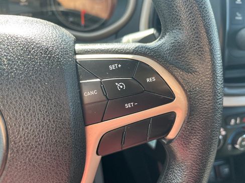 Used 2018 Jeep Cherokee Latitude AWD/4WD image 19