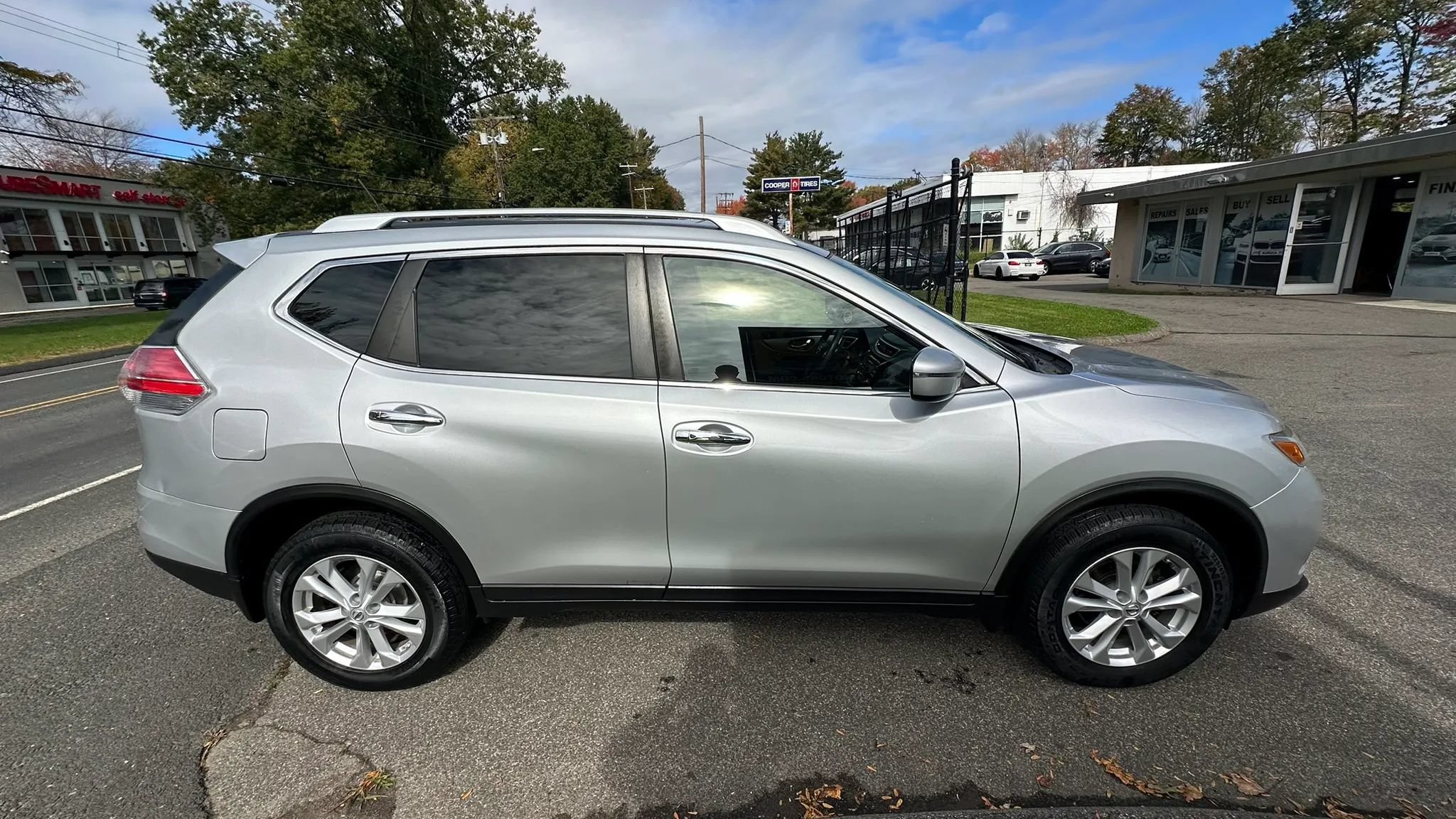 Used 2016 Nissan Rogue SV AWD/4WD image 4