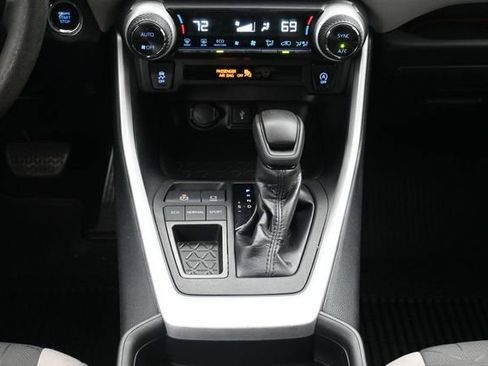 Used 2020 Toyota RAV4 XLE FWD image 21