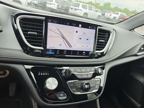 Used 2025 Chrysler Pacifica Limited FWD image 29
