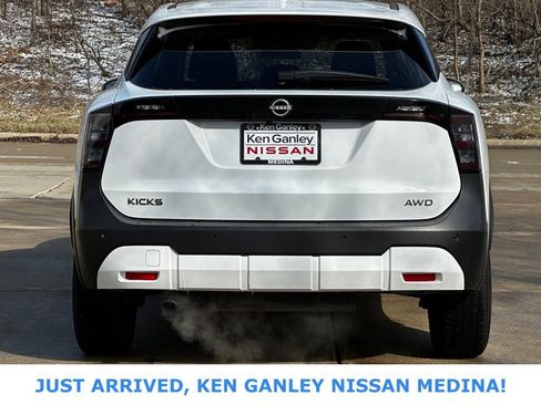 Certified 2025 Nissan Kicks SV image 3