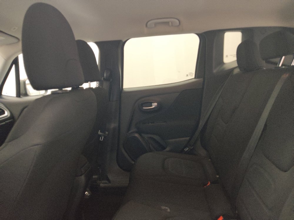 Used 2020 Jeep Renegade Latitude w/ UConnect 8.4 Nav Group FWD image 18
