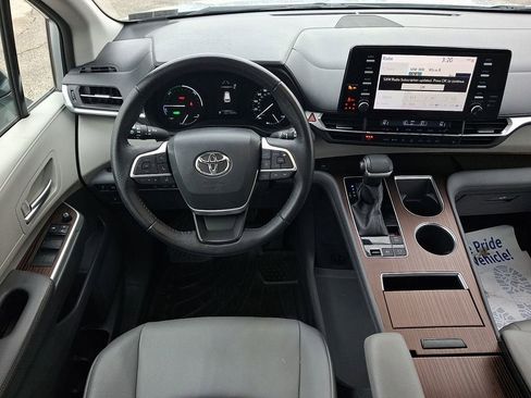 Used 2021 Toyota Sienna XLE image 12