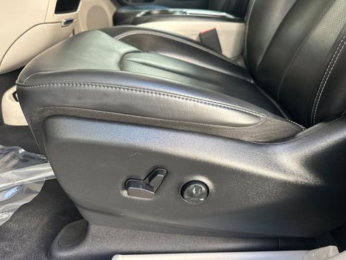 Used 2023 Chrysler Pacifica Touring-L image 13