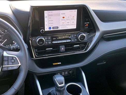 Used 2024 Toyota Highlander LE image 9